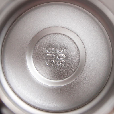 Verbessern Sie Ihre Reiseausrüstung mit dieser tragbaren Doppelwand-Wasserflasche aus Edelstahl