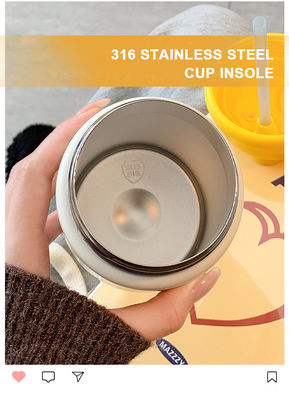 Tragbare Wasserflasche aus Edelstahl 500 ml Kapazität Isolierter Kaffeebecher mit Stroh