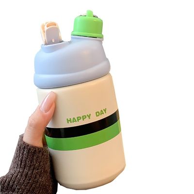 Tragbare Wasserflasche aus Edelstahl 500 ml Kapazität Isolierter Kaffeebecher mit Stroh