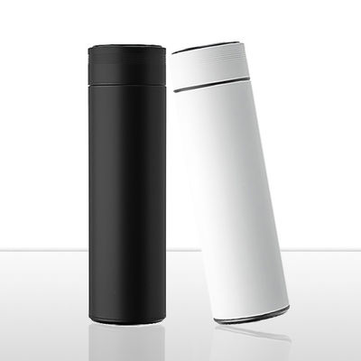 Recycelte, isolierte, tragbare Wasserflasche mit Erinnerung an das Trinken von Wasser mit Tee-Infuser