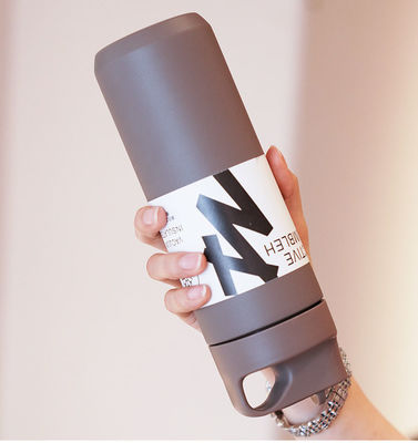 Wasserflasche mit doppelter Wand 550 ml Kapazität Isolierflaschen mit Handgriff