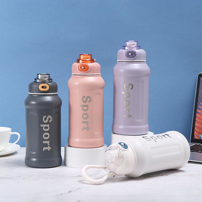 850 ml Sportdesign Vakuum Isolierter Thermalbecher aus Edelstahl mit Griff und Stroh
